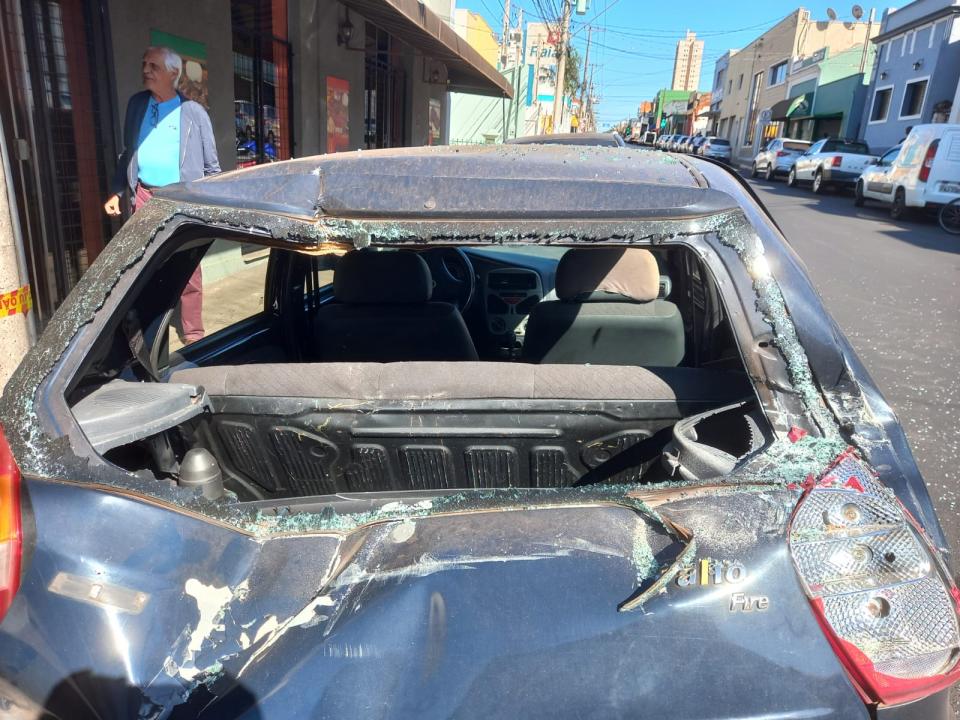 Foto 4 de 4 — Acidente: Caminhão tomba no centro de Araraquara; VEJA FOTOS